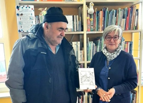 Miro Vlahov poklonio svoju zbirku poezije 'Šepurina u srcu' vodičkoj knjižnici