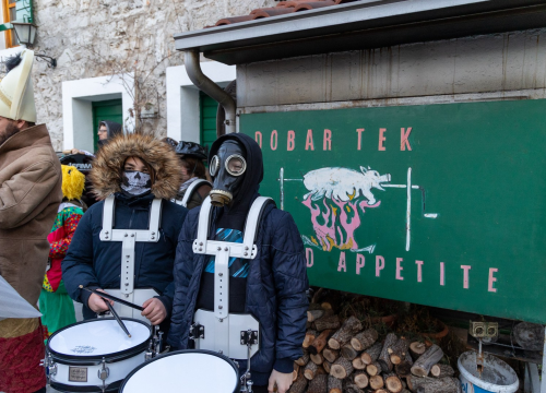 Fotografija 3 - Vodicama prošla vesela maškarana povorka, pogledajte zanimljive maske