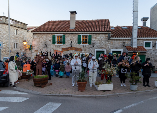Fotografija 4 - Vodicama prošla vesela maškarana povorka, pogledajte zanimljive maske