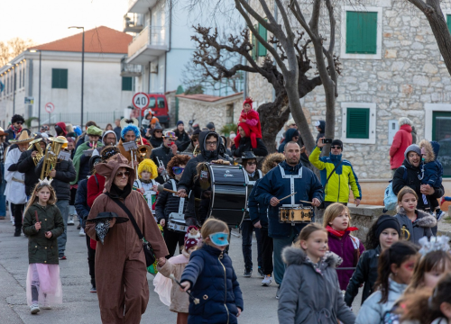 Fotografija 5 - Vodicama prošla vesela maškarana povorka, pogledajte zanimljive maske