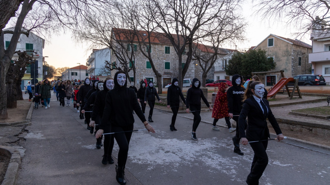 Vodicama prošla vesela maškarana povorka, pogledajte zanimljive maske