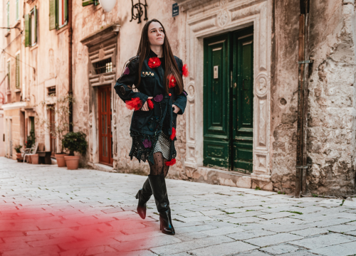 Galerija Juraj Dalmatinac u povodu Dana žena časti popustom na dizajnersku odjeću te Murtićeve i Vežine umjetnine