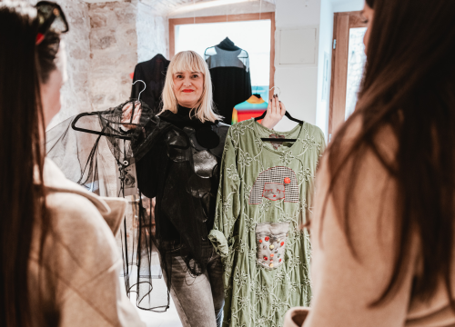 Fotografija 6 - Galerija Juraj Dalmatinac u povodu Dana žena časti popustom na dizajnersku odjeću te Murtićeve i Vežine umjetnine