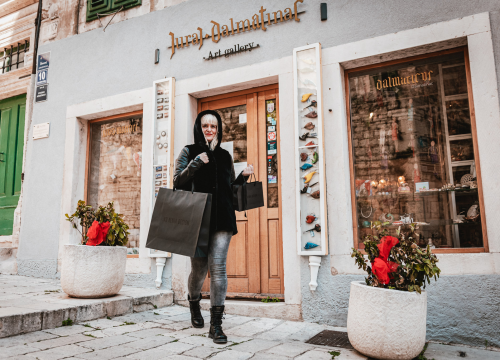 Fotografija 16 - Galerija Juraj Dalmatinac u povodu Dana žena časti popustom na dizajnersku odjeću te Murtićeve i Vežine umjetnine