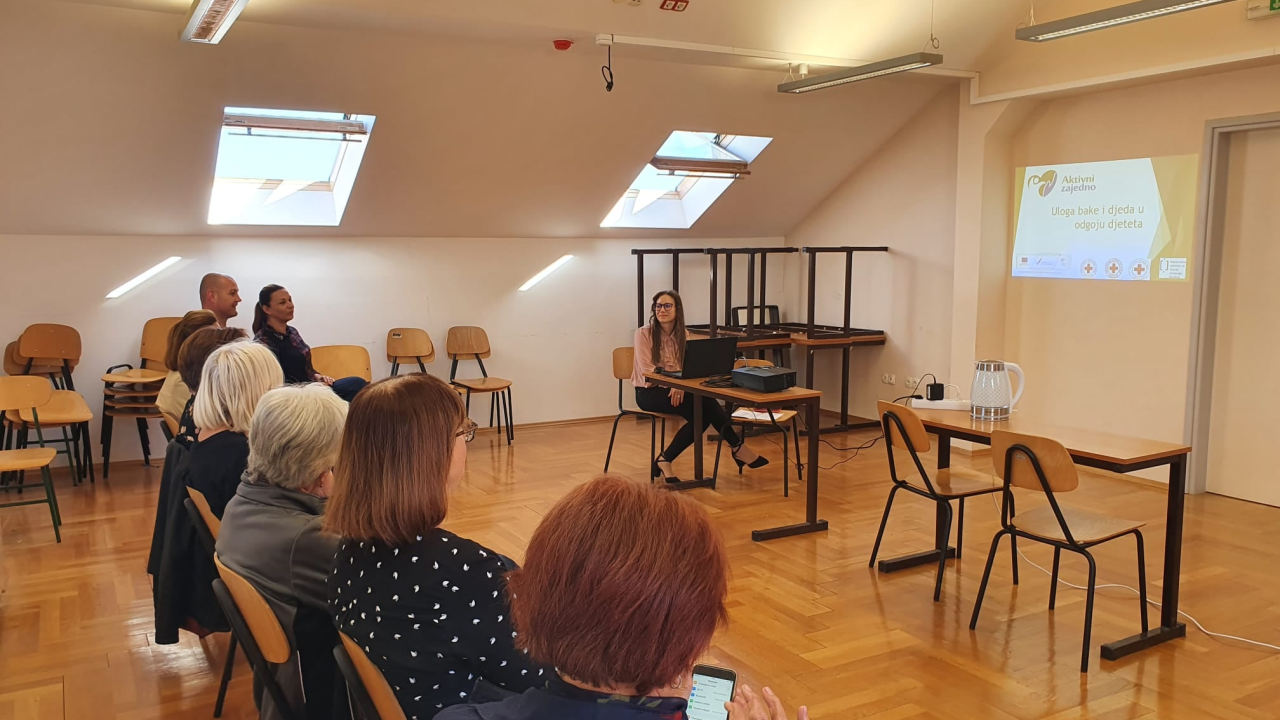 Djeca u čijem odrastanju aktivno sudjeluju bake i djedovi odrastaju u pametnije i ljubaznije adolescente