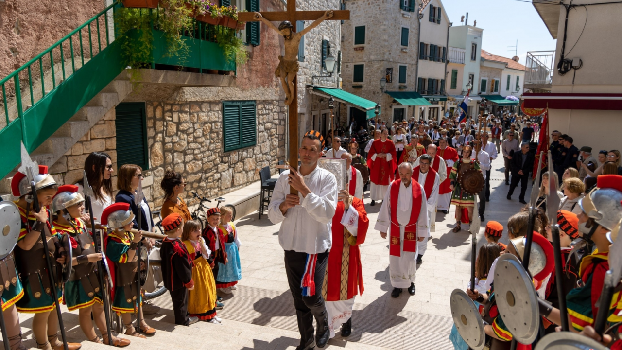 Procesijom kroz mjesto Vodičani obilježili Dan grada i blagdan Našašća sv. Križa