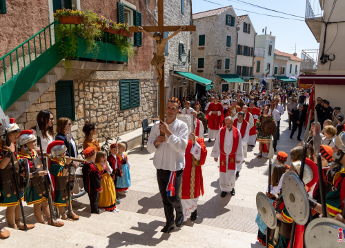 Procesijom kroz mjesto Vodičani obilježili Dan grada i blagdan Našašća sv. Križa