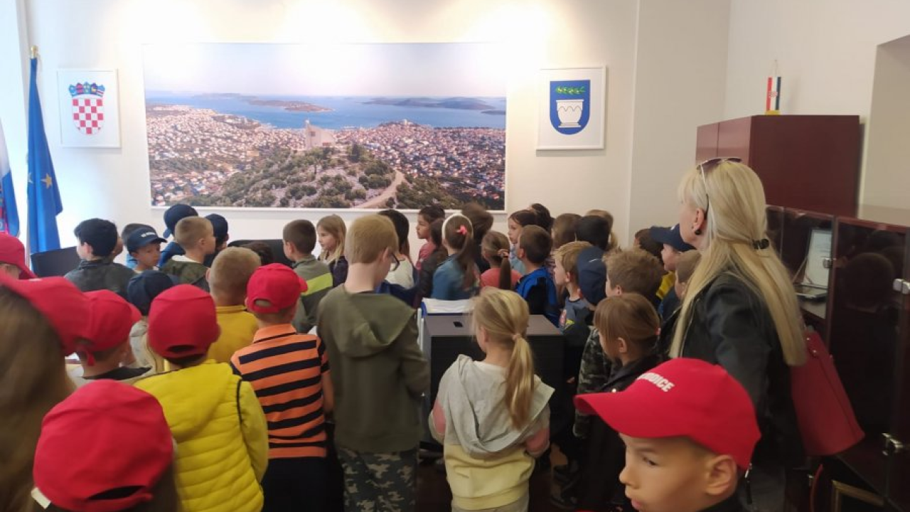 Vodički prvašići posjetili Gradsku upravu i gradonačelnika