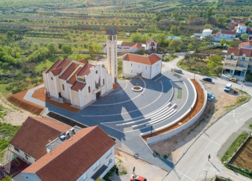 Grad Vodice financirao projekt uređenja trga ispred crkve u Čistoj Velikoj
