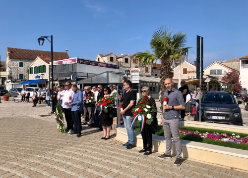 Fotografija 5 - Polaganjem vijenaca i molitvom u Vodicama obilježen Dan državnosti
