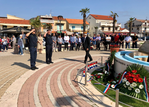 Fotografija 7 - Polaganjem vijenaca i molitvom u Vodicama obilježen Dan državnosti