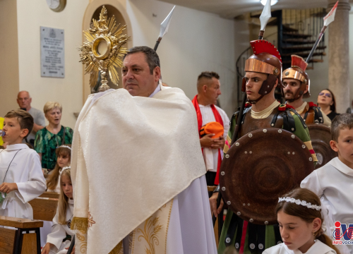 Fotografija 2 - Procesijom kroz mjesto u Vodicama proslavljeno Tijelovo