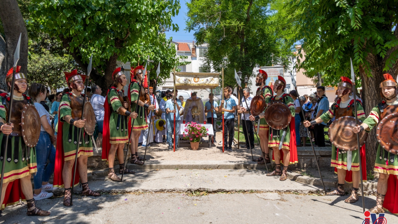 Procesijom kroz mjesto u Vodicama proslavljeno Tijelovo