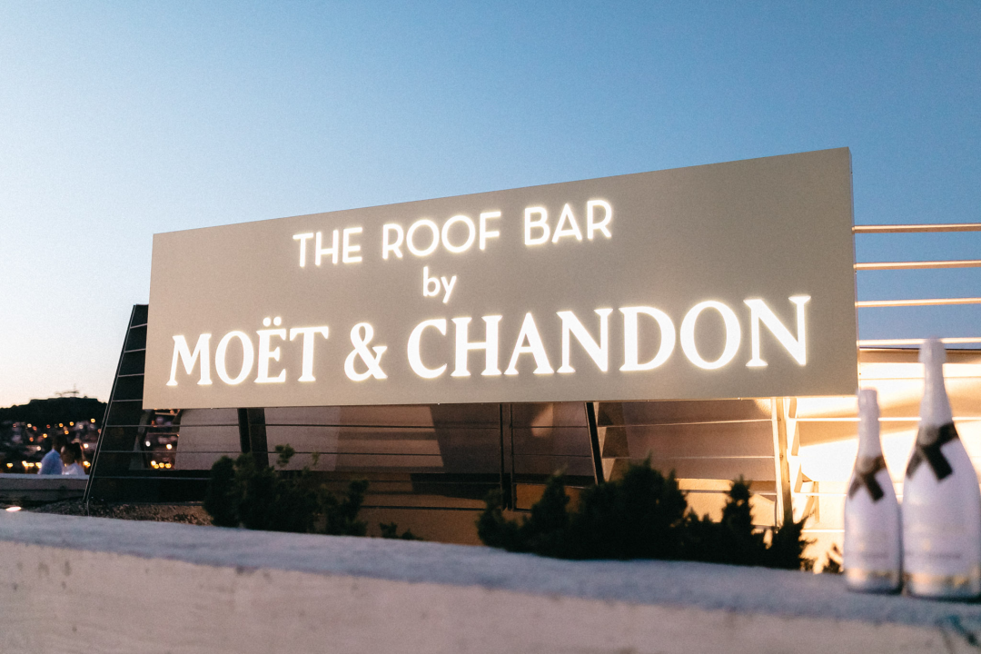 Uživajte u jedinstvenom ambijentu Roof Bara by Moet & Chandon u D-Resortu!