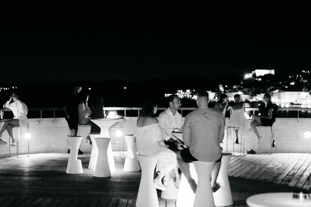 Uživajte u jedinstvenom ambijentu Roof Bara by Moet & Chandon u D-Resortu!