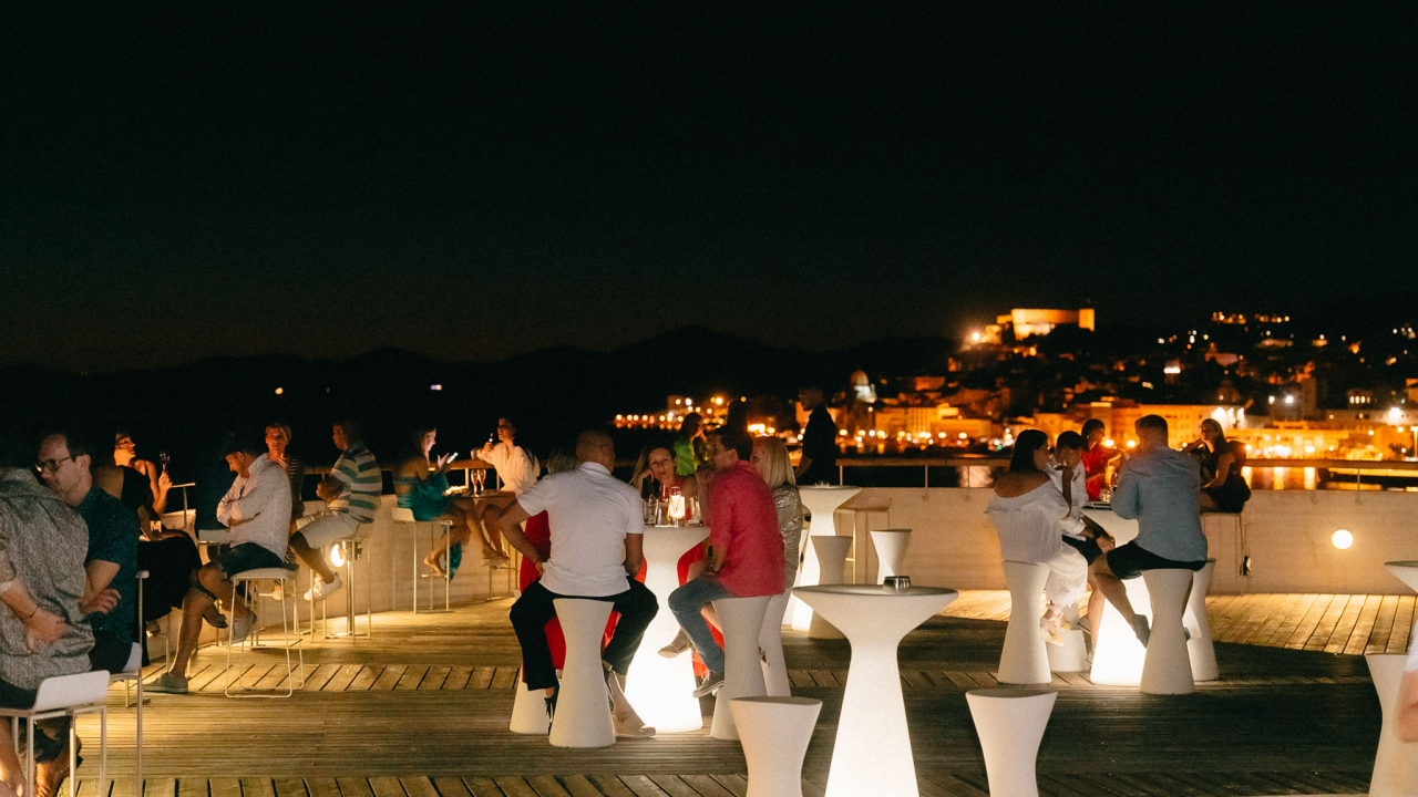 Uživajte u jedinstvenom ambijentu Roof Bara by Moet & Chandon u D-Resortu!