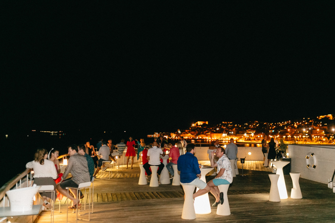 Uživajte u jedinstvenom ambijentu Roof Bara by Moet & Chandon u D-Resortu!