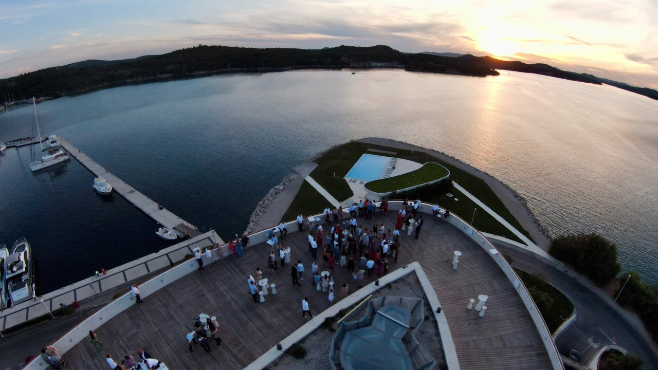 Uživajte u jedinstvenom ambijentu Roof Bara by Moet & Chandon u D-Resortu!