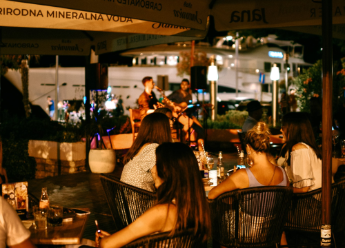Ne propustite glazbu uživo svaku večer na novouređenoj terasi Restorana i Bara Jadran!