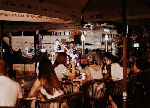 Ne propustite večeras veliki koncert Sinova na terasi ispred hotela Jadran!