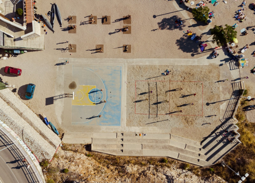 Zaigrajte odbojku na pijesku na plaži Banj, a predah potražite u Petrusu!