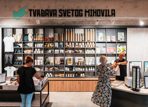 Šibenske tvrđave imaju najbolje darove i suvenire: Posteri, potići, majice, torbe, šalice i nakit, sve unikatno i maštovito!