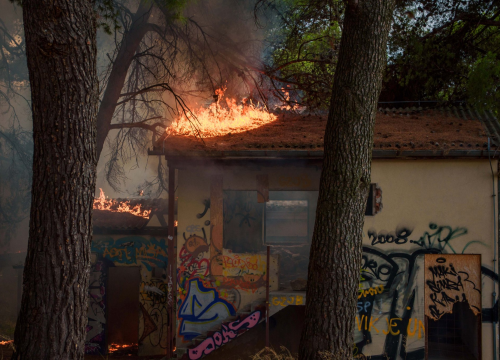 Fotografija 3 - Izbio požar u napuštenom odmaralištu u Vodicama