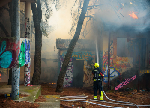 Fotografija 2 - Izbio požar u napuštenom odmaralištu u Vodicama