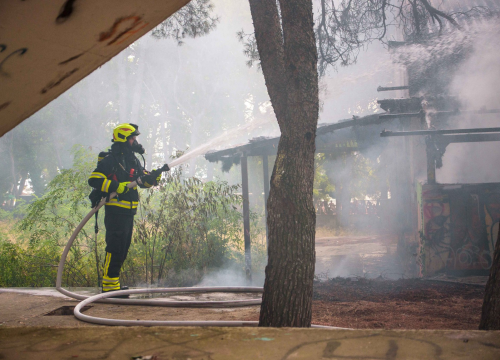 Fotografija 8 - Izbio požar u napuštenom odmaralištu u Vodicama
