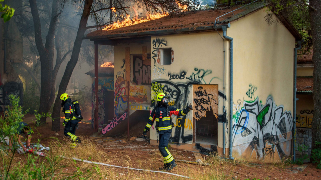 Izbio požar u napuštenom odmaralištu u Vodicama