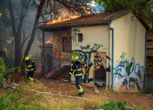 Fotografija 1 - Izbio požar u napuštenom odmaralištu u Vodicama