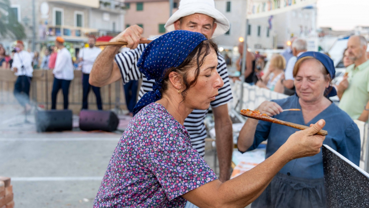 ‘Fešta od šaše i pulente’ tradicionalno proslavljena na vodičkoj rivi