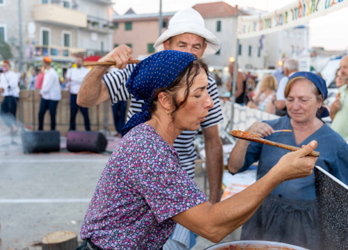 Fotografija 1 - ‘Fešta od šaše i pulente’ tradicionalno proslavljena na vodičkoj rivi