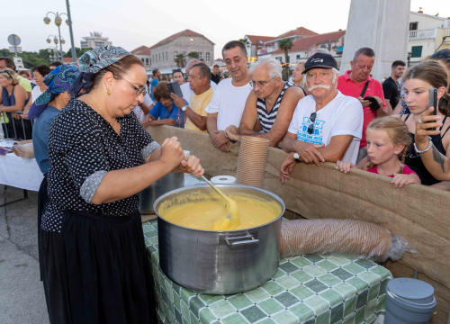 Fotografija 3 - ‘Fešta od šaše i pulente’ tradicionalno proslavljena na vodičkoj rivi