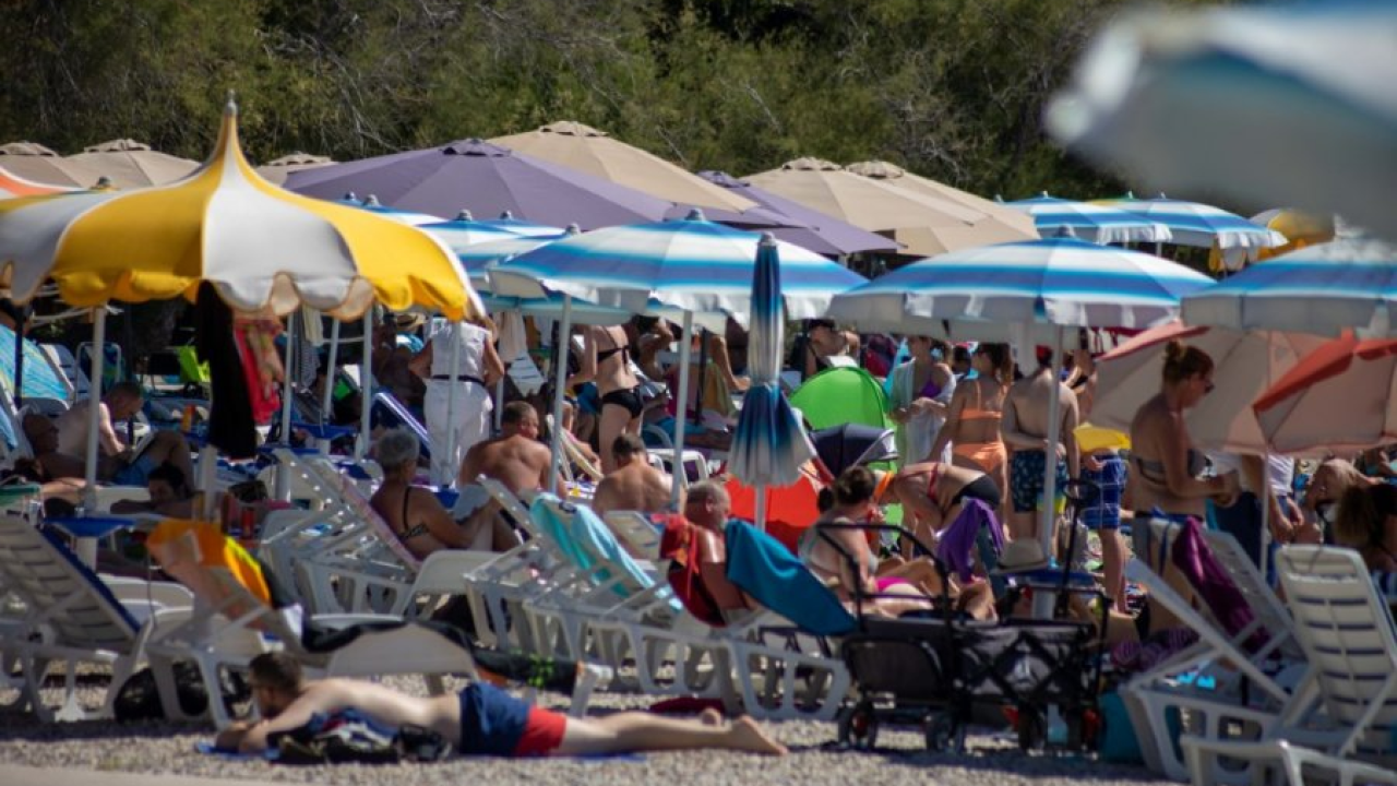 Plaže u Vodicama i Srimi pune kao usred sezone