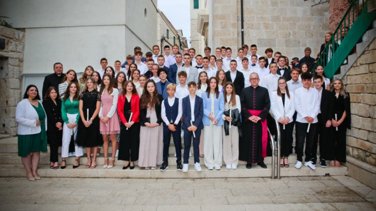 Slavlje sv. Krizme u Vodicama: 63 krizmanika primilo sakrament sv. Potvrde