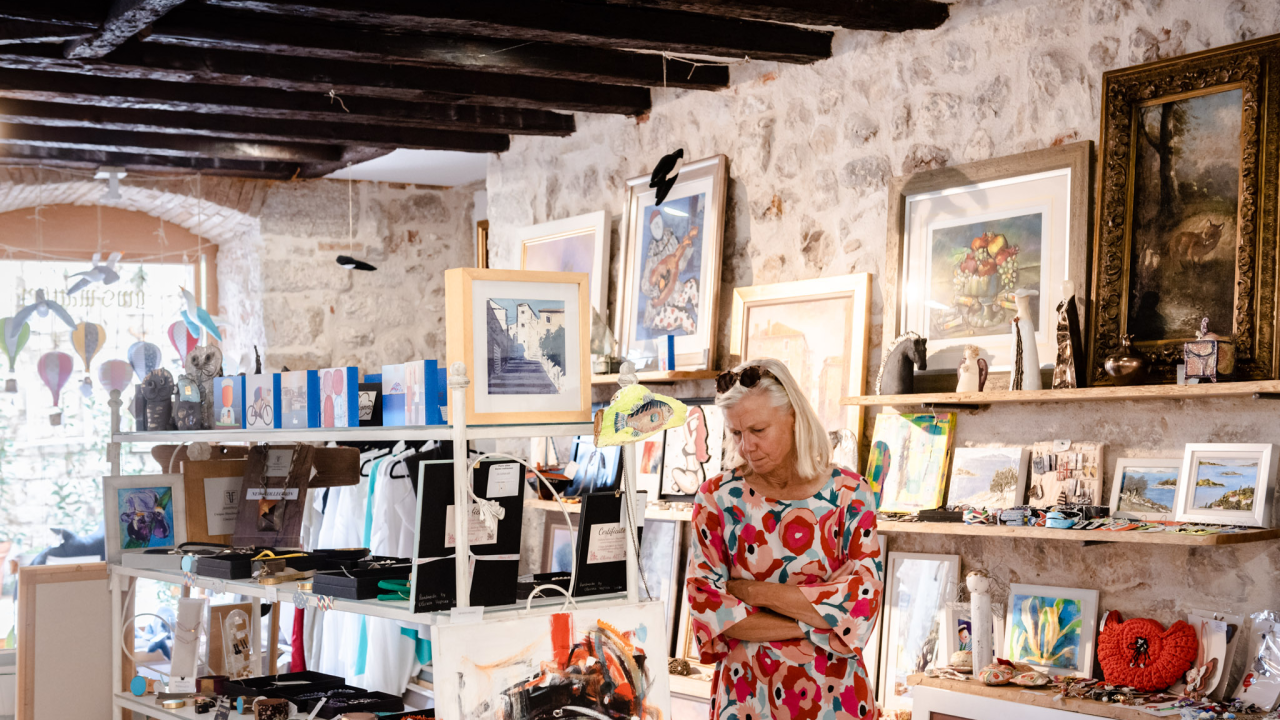 U Galeriju Juraj Dalmatinac stigle zimske kolekcije odjeće i jesenski popusti na slike