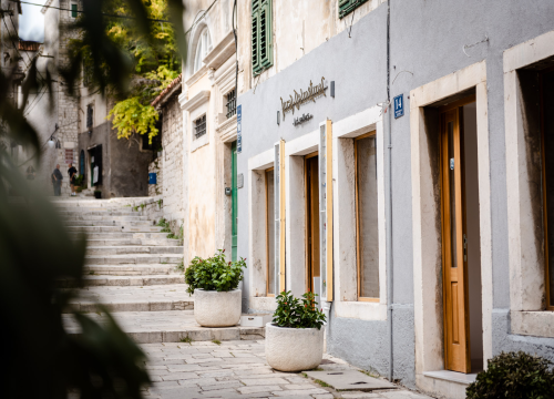 Fotografija 14 - U Galeriju Juraj Dalmatinac stigle zimske kolekcije odjeće i jesenski popusti na slike