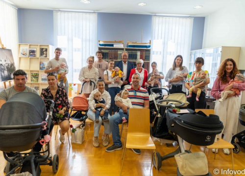 Fotografija 1 - Grad Vodice darivao 114.000 kuna za 20 djece