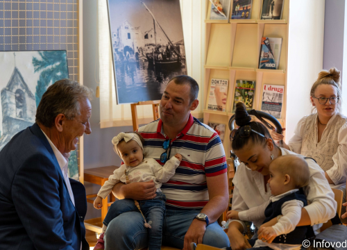 Fotografija 2 - Grad Vodice darivao 114.000 kuna za 20 djece