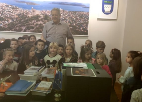 Fotografija 2 - Djeca iz vrtića Tamaris posjetila vodičkog gradonačelnika Antu Cukrova