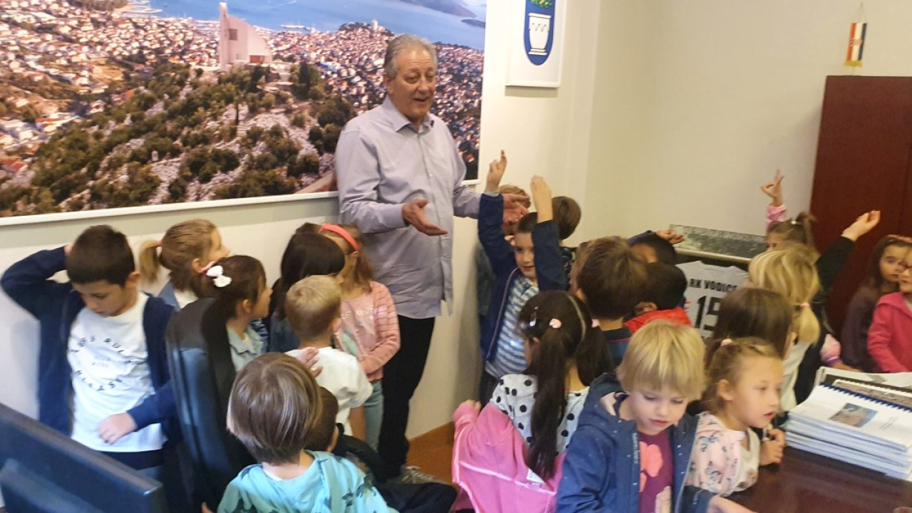 Djeca iz vrtića Tamaris posjetila vodičkog gradonačelnika Antu Cukrova