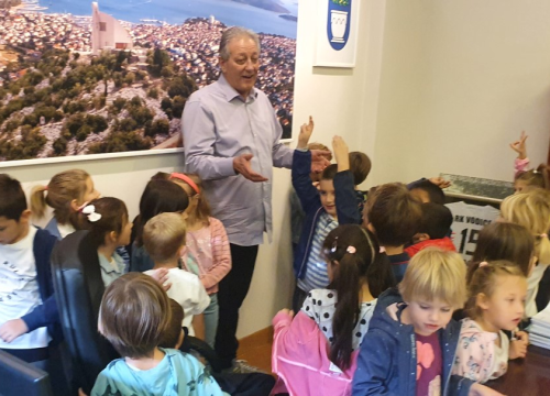 Fotografija 1 - Djeca iz vrtića Tamaris posjetila vodičkog gradonačelnika Antu Cukrova