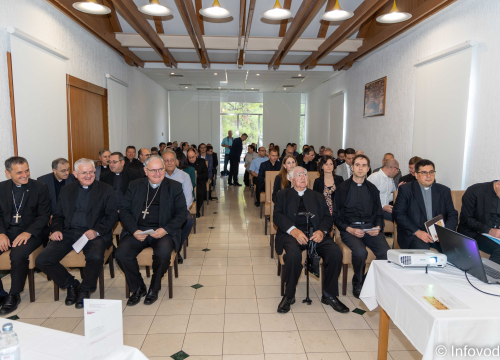 Fotografija 1 - U Vodicama započeo međunarodni znanstveni simpozij crkvenih pravnika