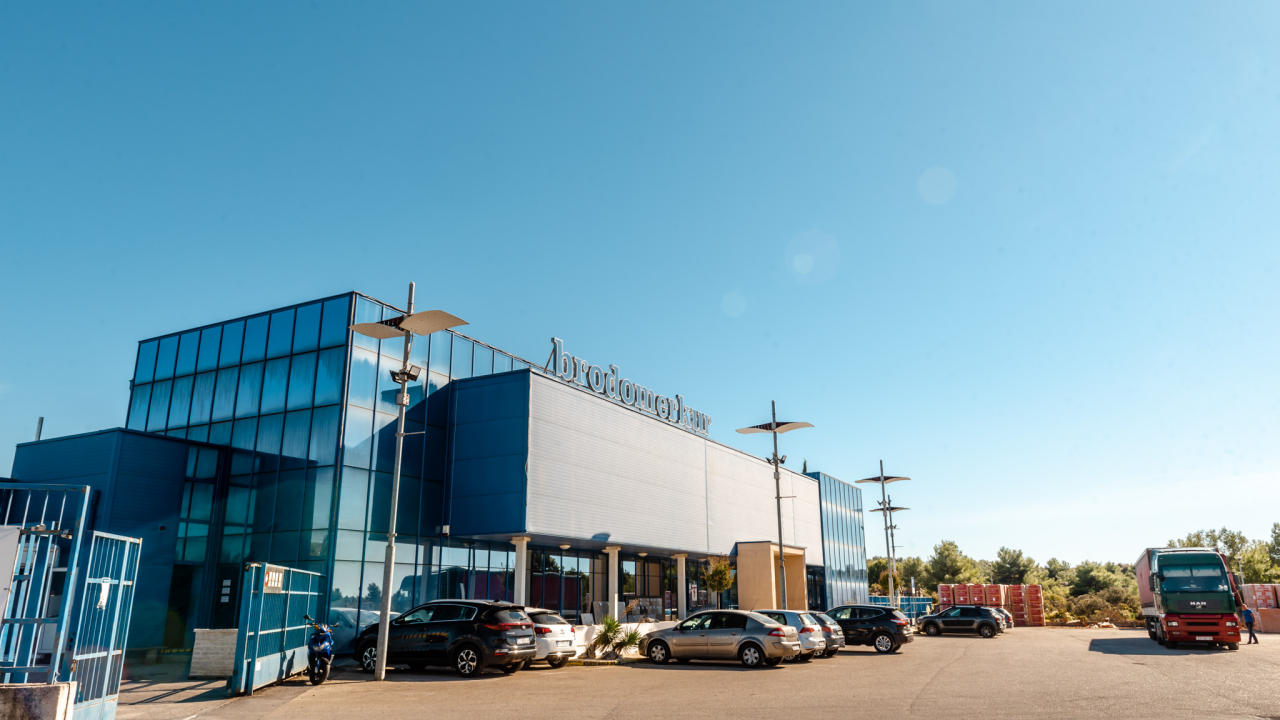 Široku ponudu građevinskih materijala, alata i prateće opreme pronađite u Brodomerkuru!