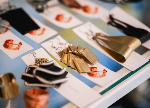 Fotografija 6 - Garderobu osvježite dizajnerskim komadima iz Galerije Juraj Dalmatinac, dom umjetninama po super cijenama