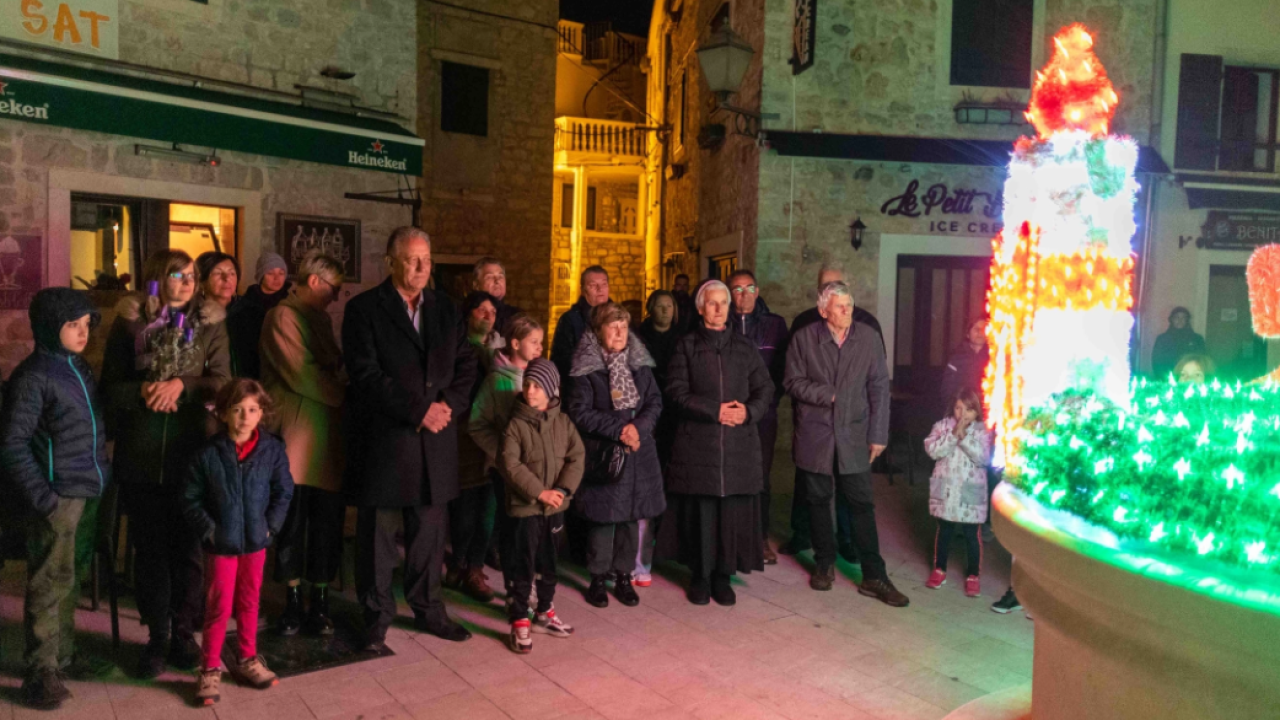 U Vodicama zapaljena i blagoslovljena prva adventska svijeća