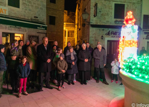 U Vodicama zapaljena i blagoslovljena prva adventska svijeća