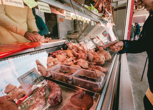 Blagdanski stol: Najbolje tuke, pivci i patke su u Delikatesama Petrović na šibenskoj pijaci