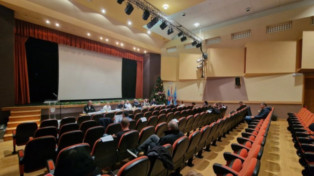 Glasovima koalicije HDZ-HSS i SDP-a usvojen proračun Vodica za 2023. godinu